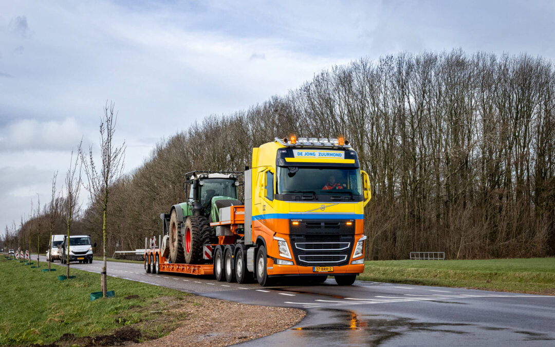 Van Dijk Trucks Culemborg levert nieuwe Volvo FH 8×4 met dieplader aan De Jong Zuurmond