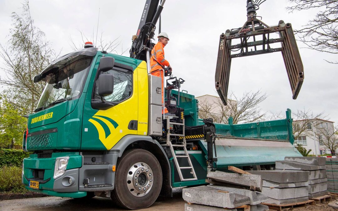 Vrijbloed en Dura Vermeer rijden met 100% elektrische truck in Amsterdamse binnenstad