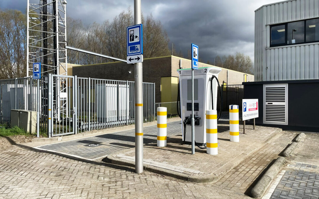 Van Dijk Trucks Utrecht plaatst 360 kW super charger laadpaal voor elektrische vrachtwagens