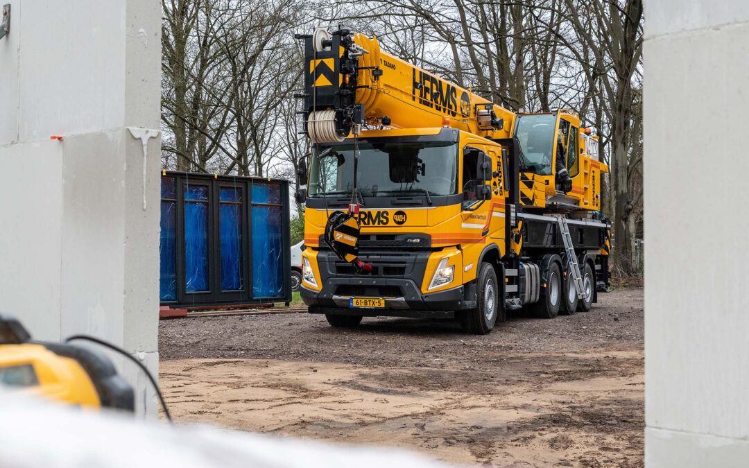 Herms breidt vloot truckkranen uit met Volvo FMX tridem met Tadano-kraan